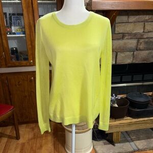 CABI SIZE MEDIUM LIME GREEN LING SLEEVE SWEATER WITH MESH SLEEVES